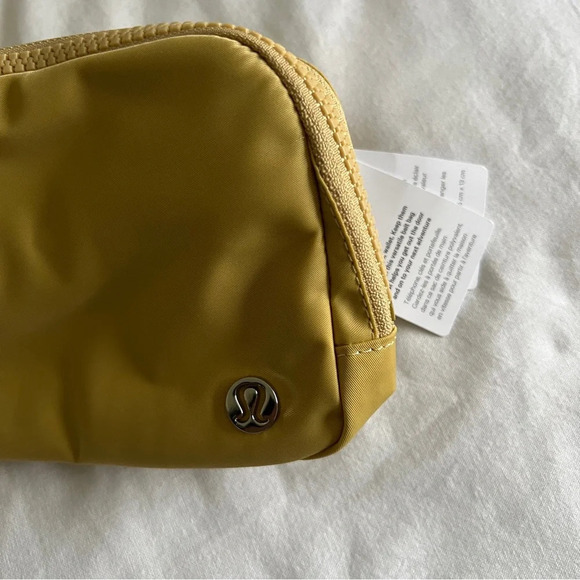 🆕 LAST ONE Lululemon Everywhere Belt Bag - Golden Sand - Picture 2 of 5